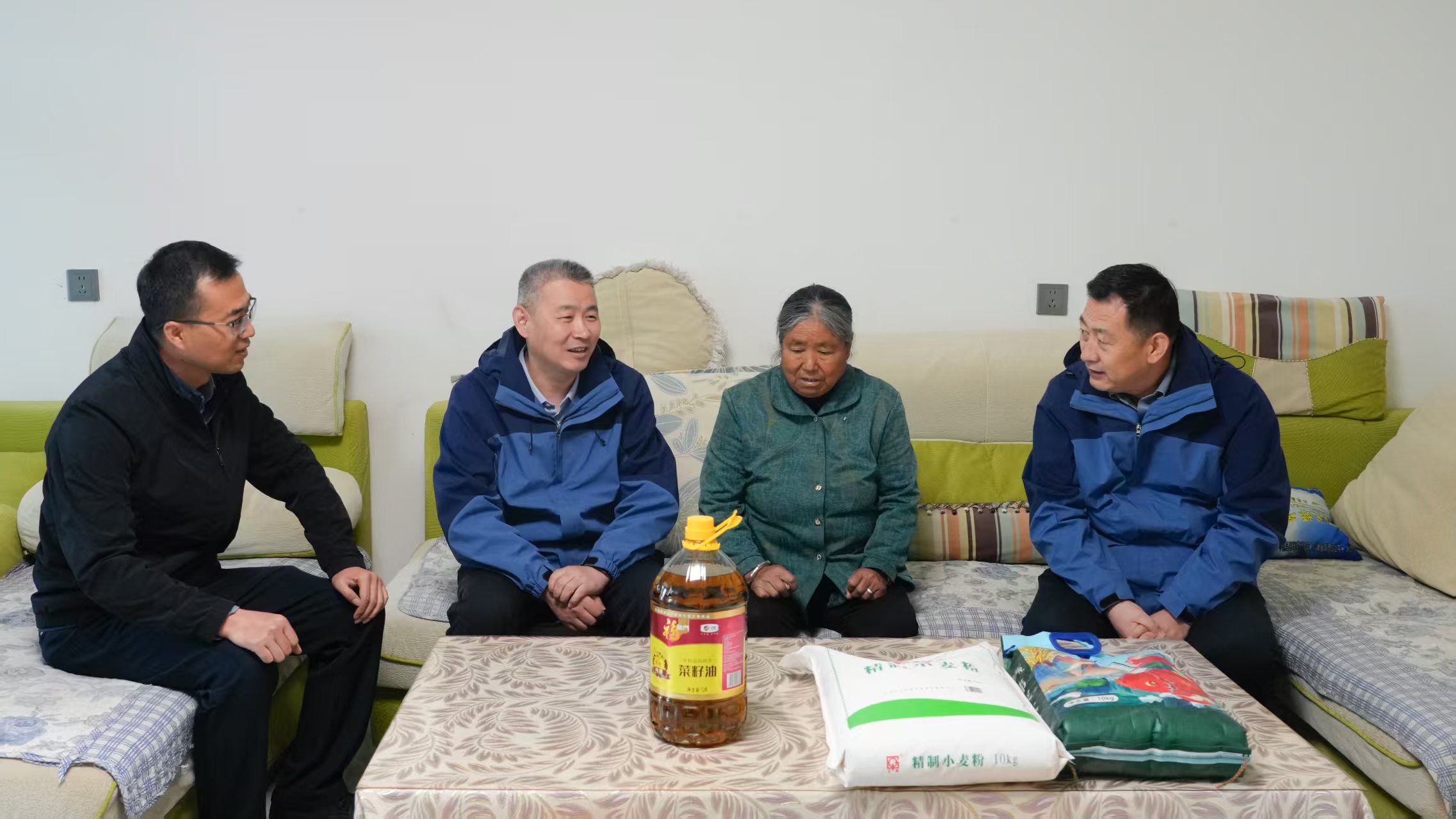 文明实践暖民心 国企担当献温情——药物碱厂开展困难群众走访慰问活动